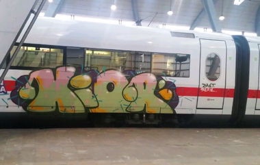 Graffiti Train - Photo by ZUGZWANG - kior (2015)