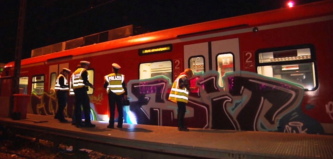 Graffiti Train - Photo by ZUGZWANG - esit