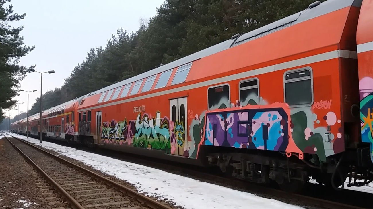 Graffiti Train - Photo by ZUGZWANG - neo