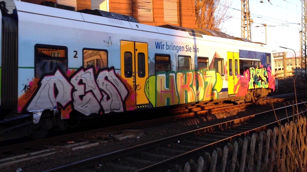 Graffiti Train - Photo by ZUGZWANG - pes, hkdz (2018)