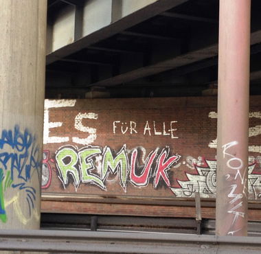 Graffiti Bombing - Photo by ZUGZWANG - remuk