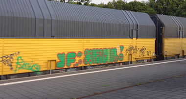 Graffiti Train - Photo by ZUGZWANG - yf