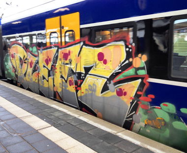 Graffiti Train - Photo by ZUGZWANG - pleez (2017)