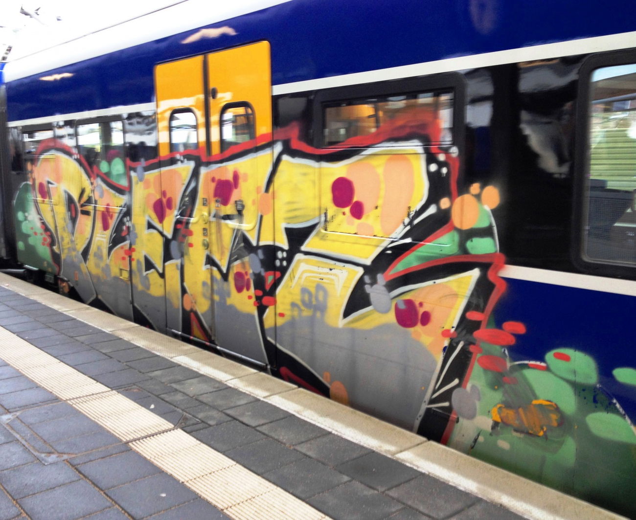 Graffiti Train - Photo by ZUGZWANG - pleez (2017)