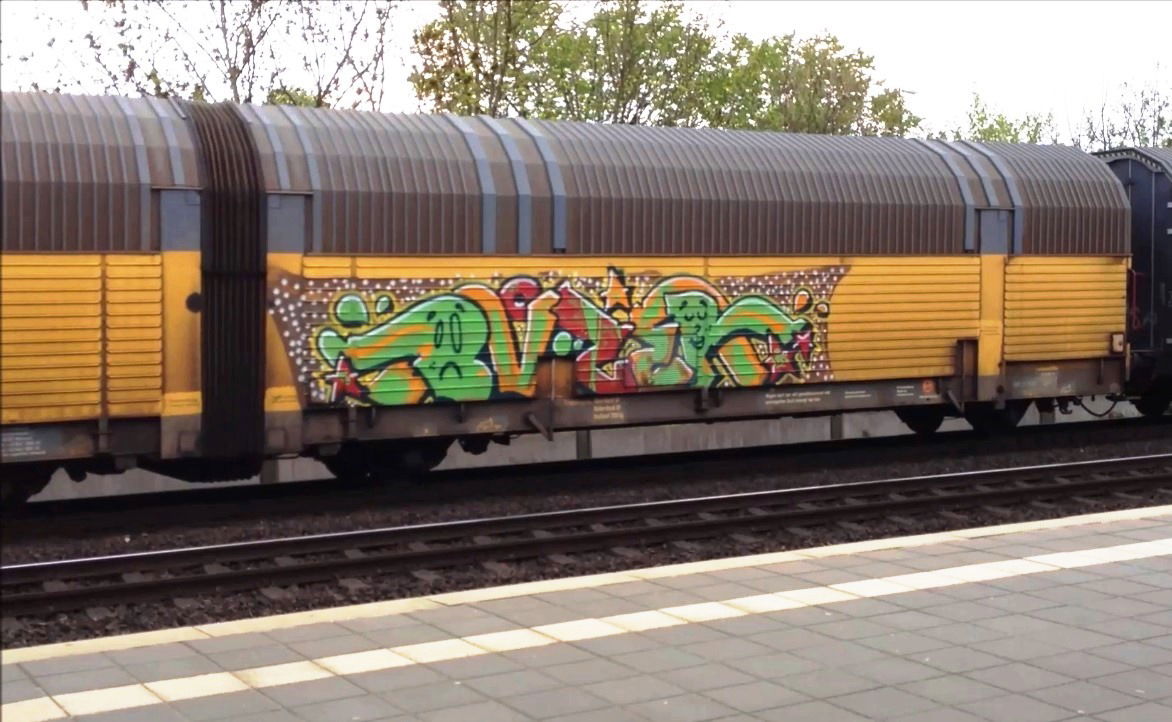 Graffiti Train - Photo by ZUGZWANG