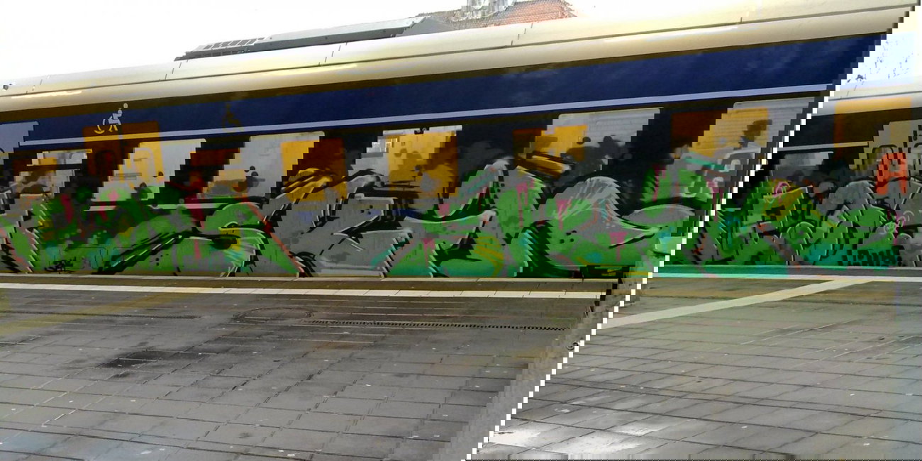 Graffiti Train - Photo by ZUGZWANG - rosy, skin, bremerhaven (2014)