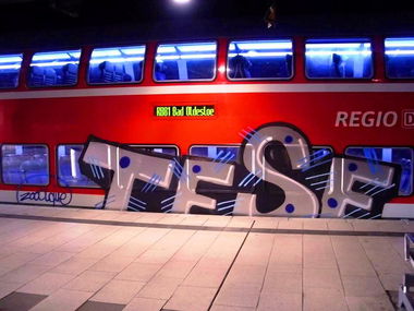 Graffiti Train - Photo by ZUGZWANG - tese, dsf