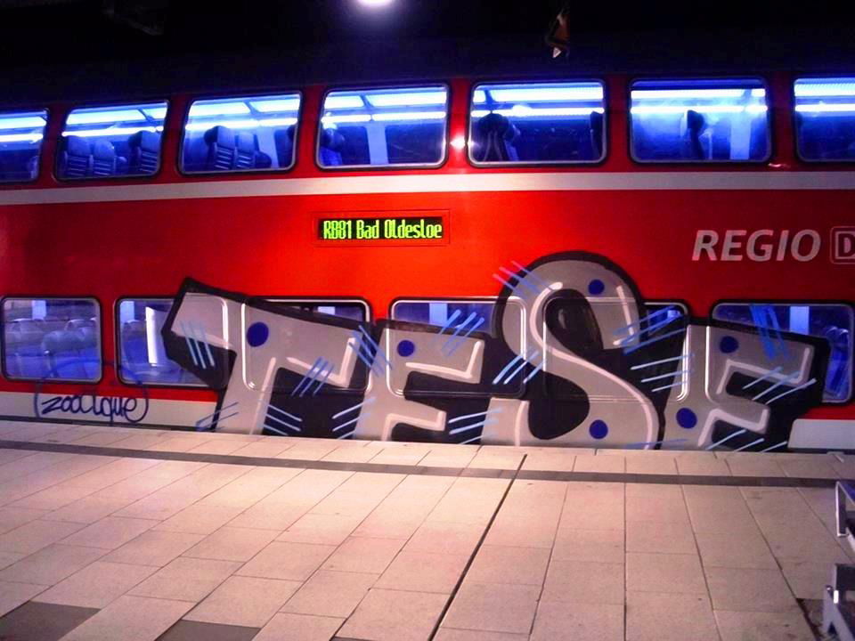 Graffiti Train - Photo by ZUGZWANG - tese, dsf