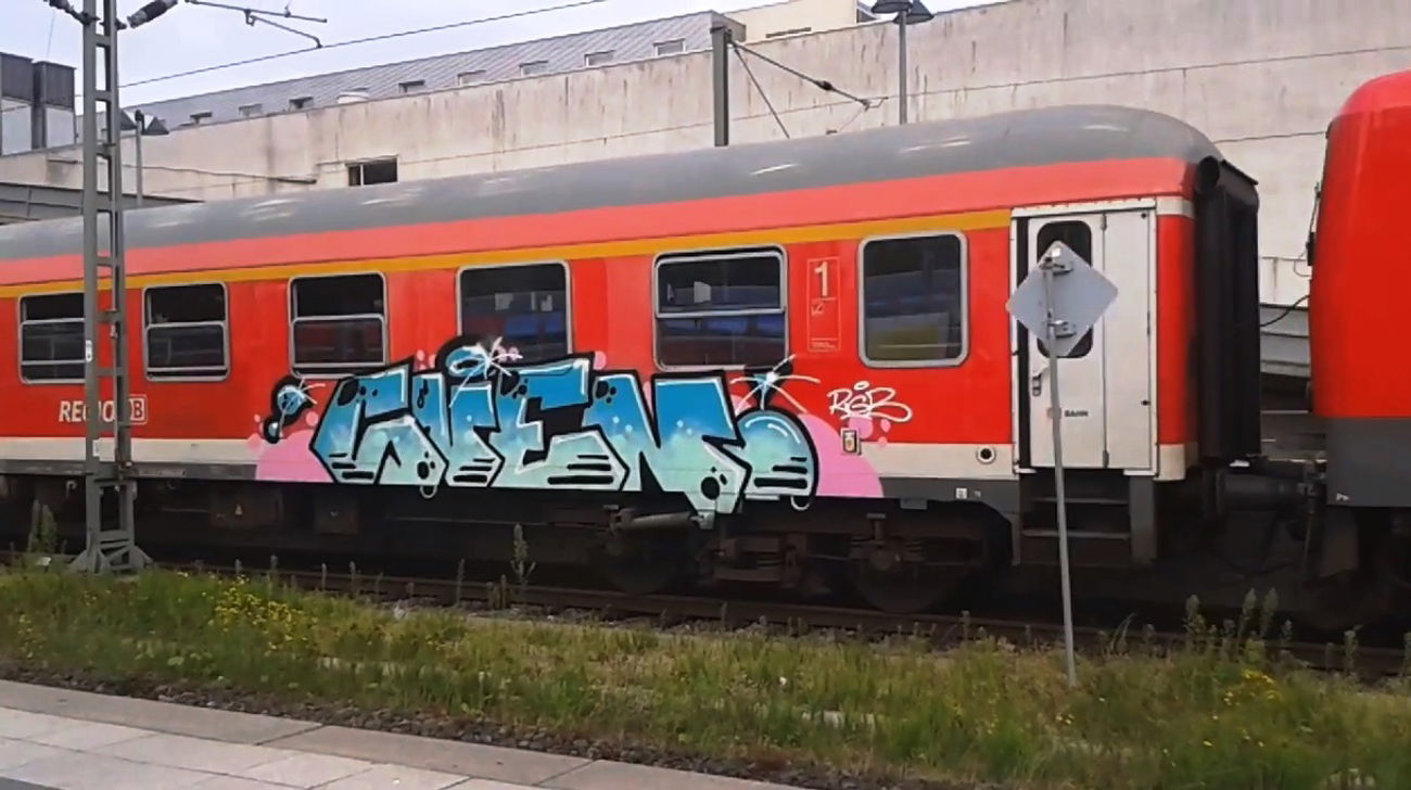Graffiti Train - Photo by ZUGZWANG (2016)