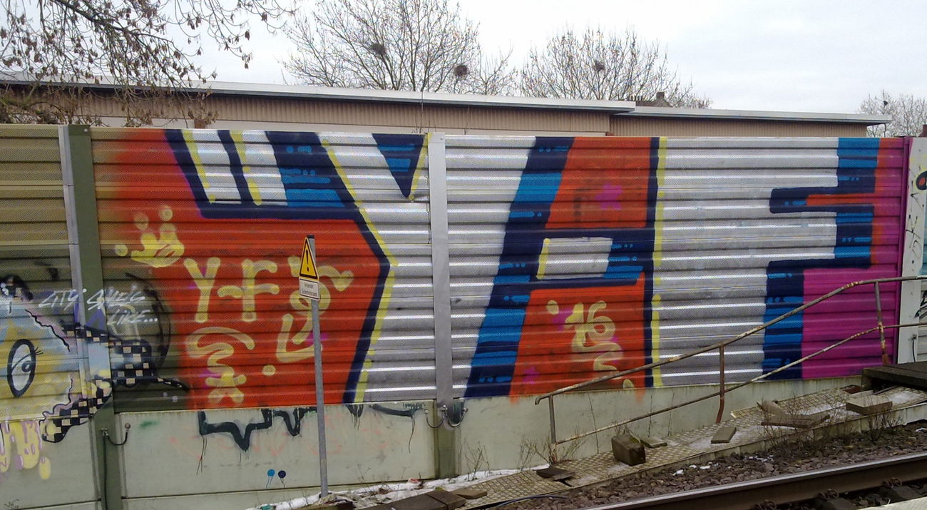 Graffiti Bombing - Photo by ZUGZWANG - y-f