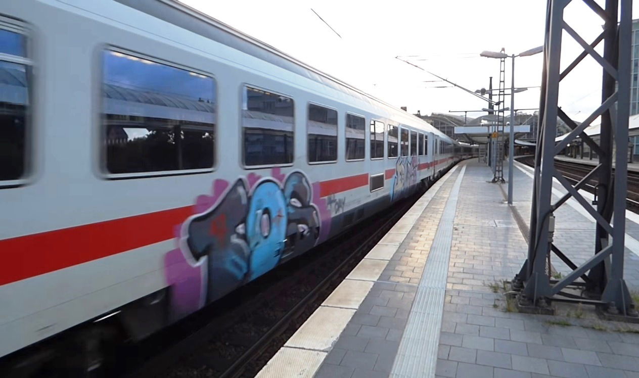 Graffiti Train - Photo by ZUGZWANG - tos