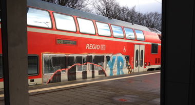 Graffiti Train - Photo by ZUGZWANG - theyr