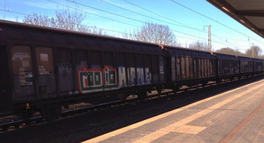 Graffiti Train - Photo by ZUGZWANG - hippie