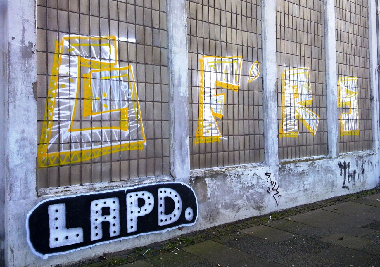 Graffiti Bombing - Photo by ZUGZWANG - gfr, lapd