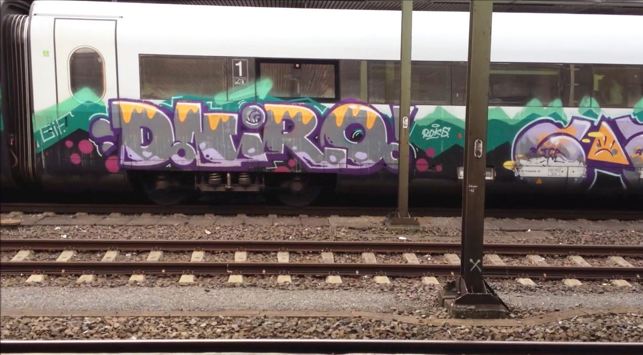 Graffiti Train - Photo by ZUGZWANG - dniro (2017)