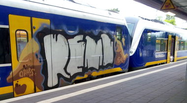 Graffiti Train - Photo by ZUGZWANG - remu, bremerhaven, bremen (2015)