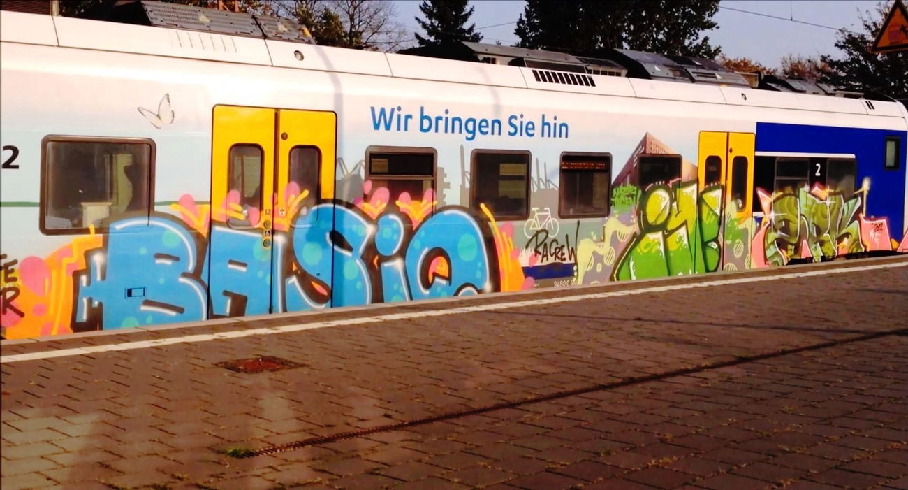 Graffiti Train - Photo by ZUGZWANG - basic (2017)