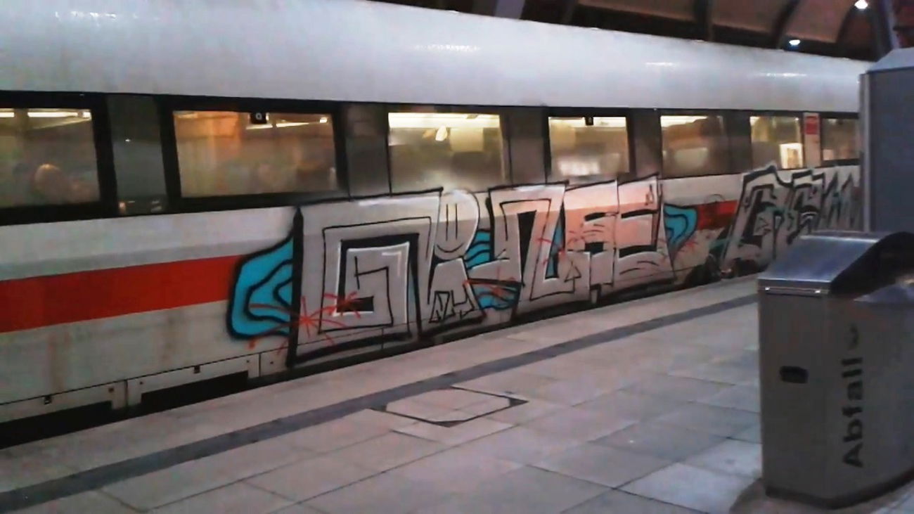 Graffiti Train - Photo by ZUGZWANG