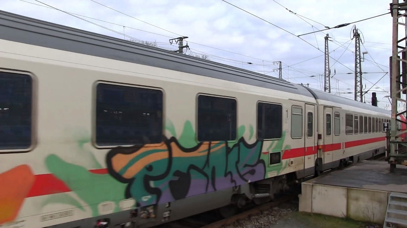 Graffiti Train - Photo by ZUGZWANG