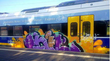 Graffiti Train - Photo by ZUGZWANG - onil, bremerhaven, 27 (2015)