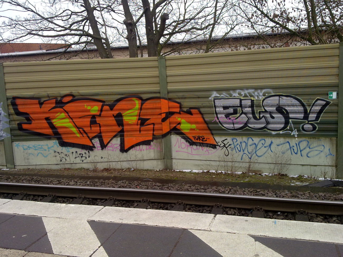 Graffiti Bombing - Photo by ZUGZWANG - kine