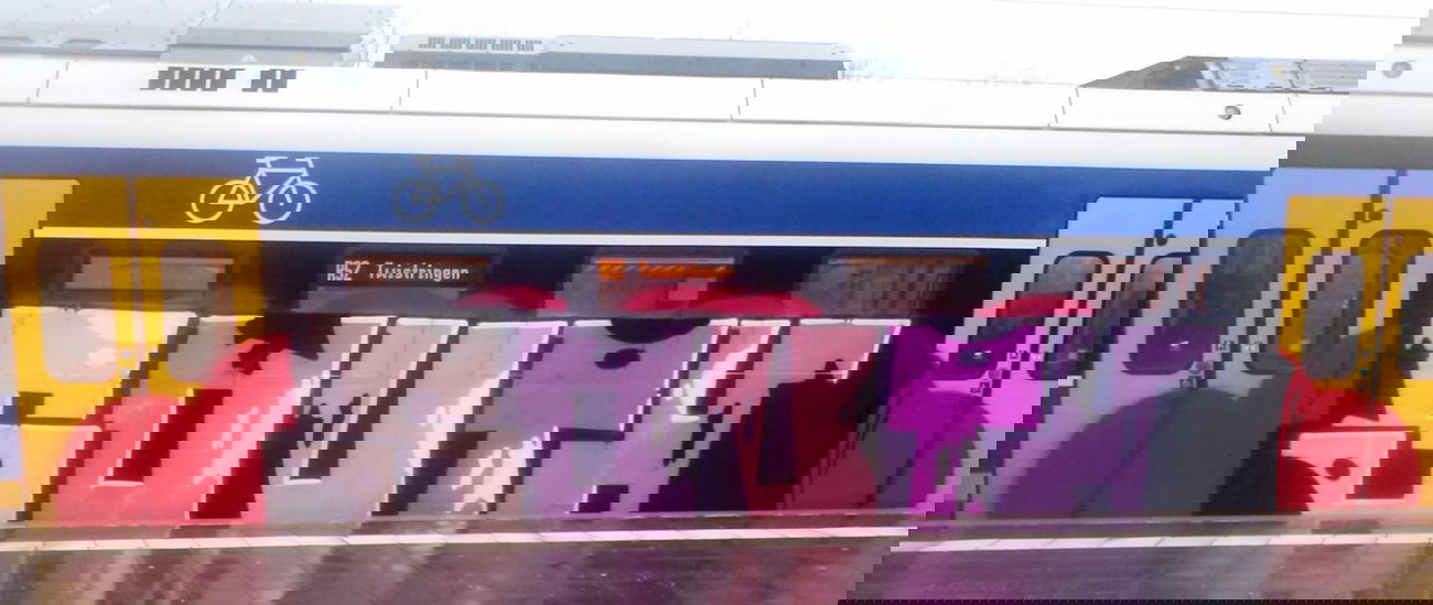 Graffiti Train - Photo by ZUGZWANG - south, bremerhaven, 27 (2015)