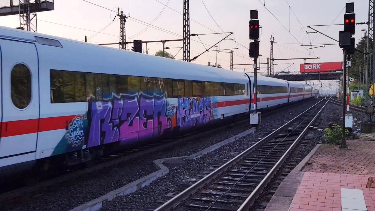 Graffiti Train - Photo by ZUGZWANG (2017)