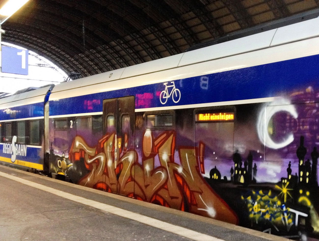 Graffiti Train - Photo by ZUGZWANG - skin (2017)