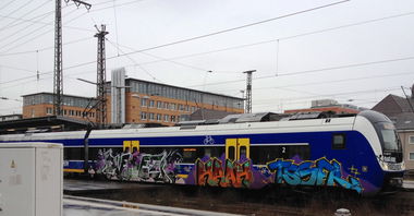Graffiti Train - Photo by ZUGZWANG - pleez, krak, tsgfr (2017)