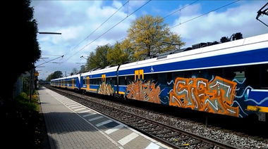 Graffiti Train - Photo by ZUGZWANG - akie, siet (2017)