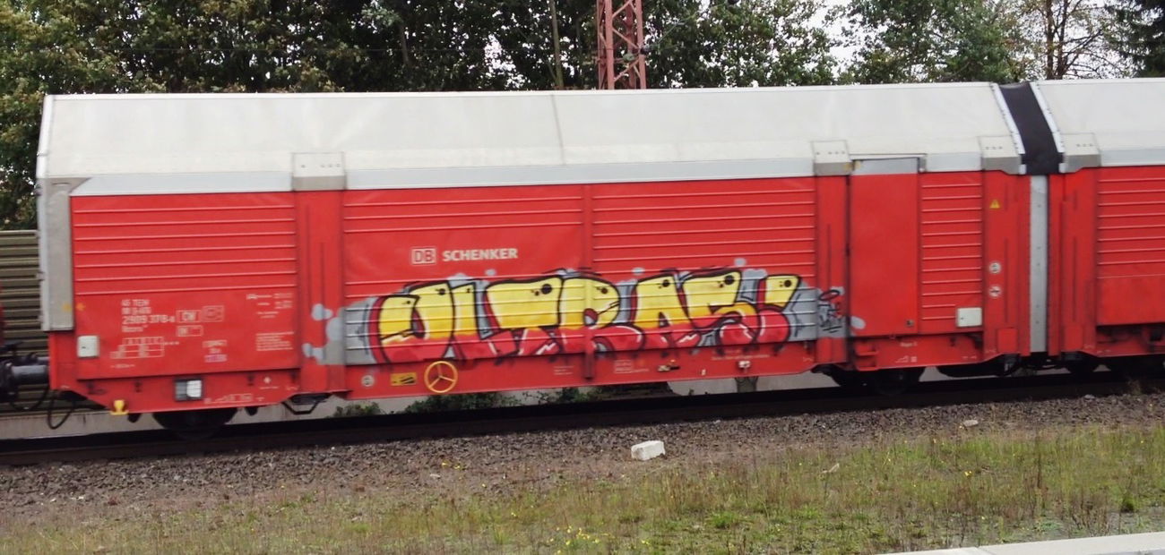 Graffiti Train - Photo by ZUGZWANG