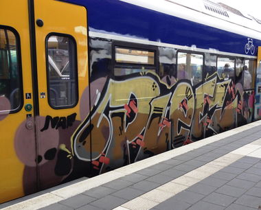 Graffiti Train - Photo by ZUGZWANG - pleez (2017)