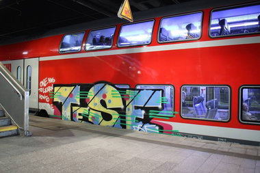 Graffiti Train - Photo by ZUGZWANG - tese