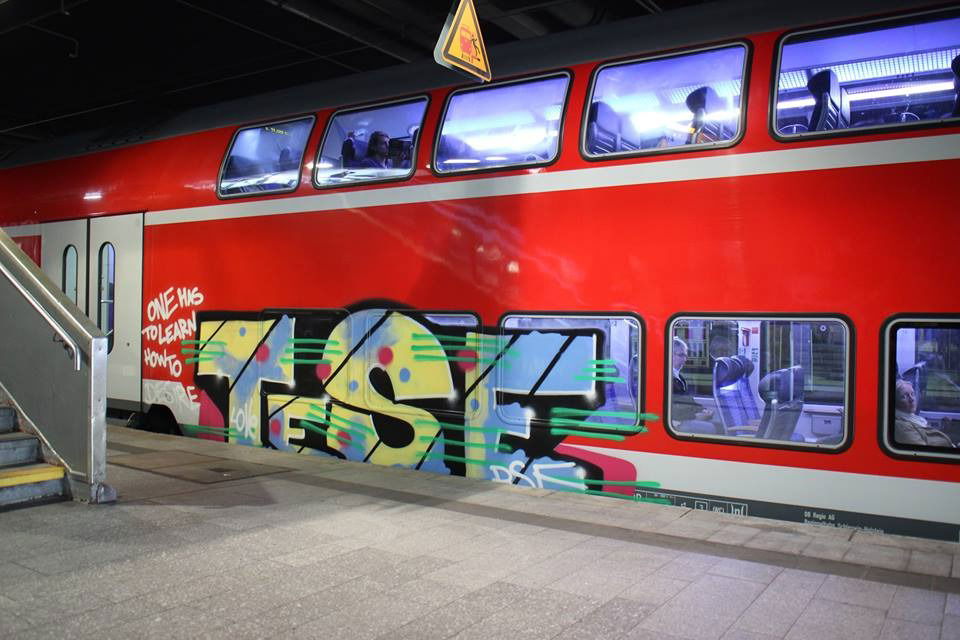 Graffiti Train - Photo by ZUGZWANG - tese
