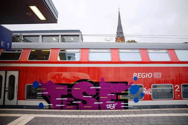 Graffiti Train - Photo by ZUGZWANG - tese (2015)