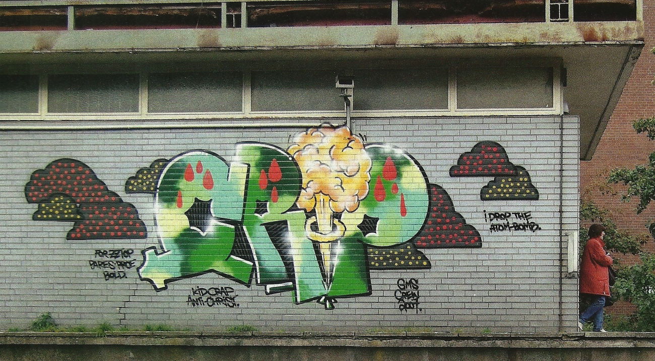 Graffiti Bombing - Photo by ZUGZWANG - crap