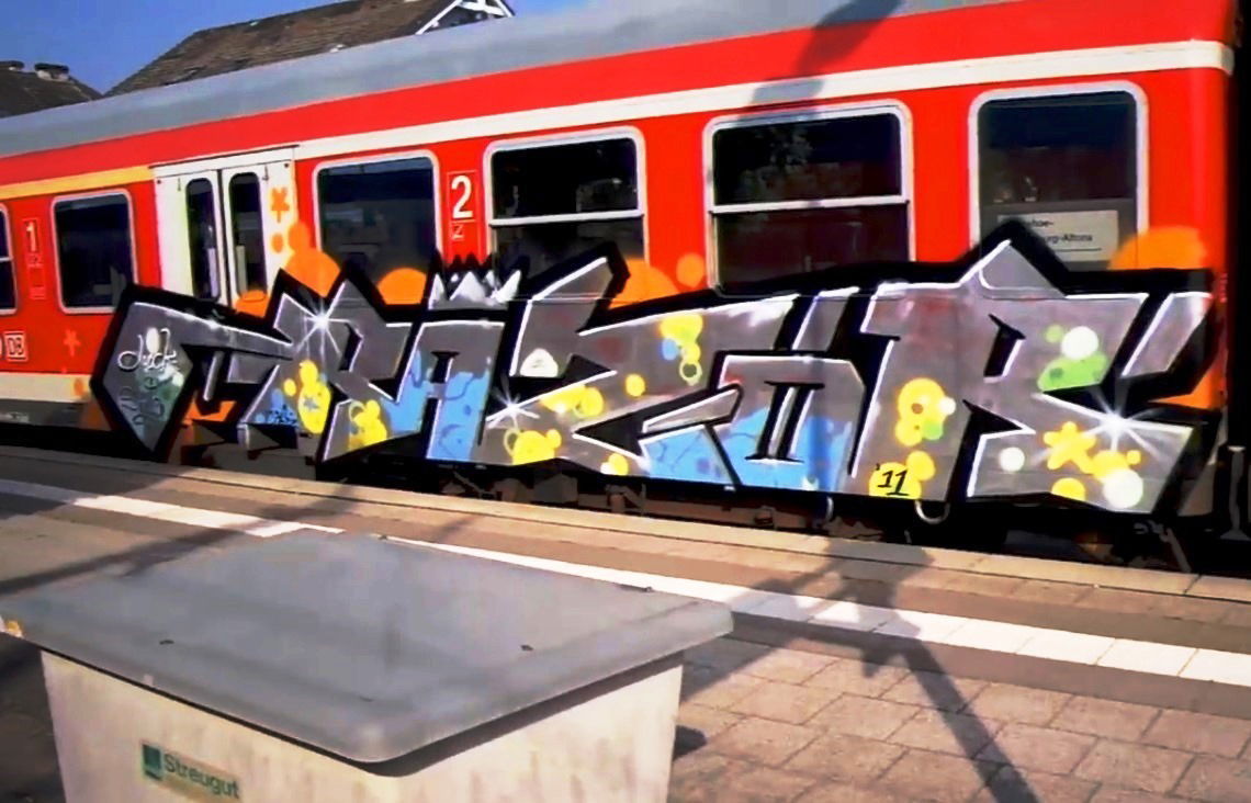 Graffiti Train - Photo by ZUGZWANG - round