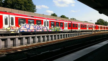 Graffiti Train in Hamburg - Photo by Zane_one - cisso, lons, round (2013)