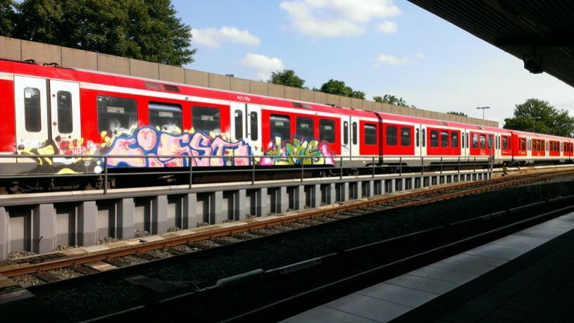 Graffiti Train in Hamburg - Photo by Zane_one - cisso, lons, round (2013)