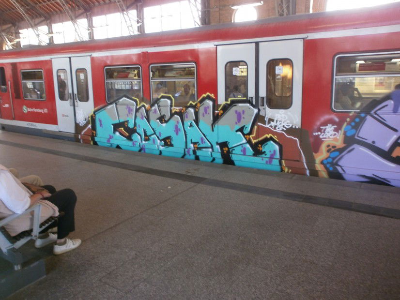 Graffiti Train - Photo by Zane_one - cosak, love, heds (2013)