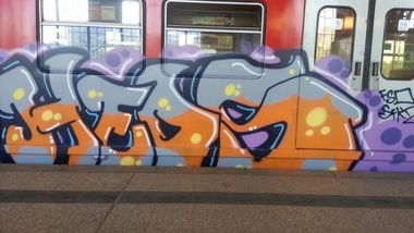 Graffiti Train - Photo by Zane_one - heds, love, cosak (2013)