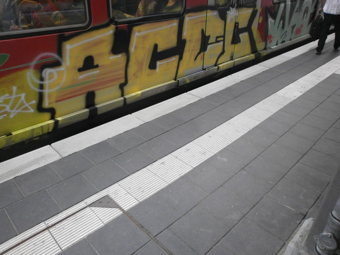 Graffiti Train in Hamburg - Photo by Zane_one - acdc (2013)