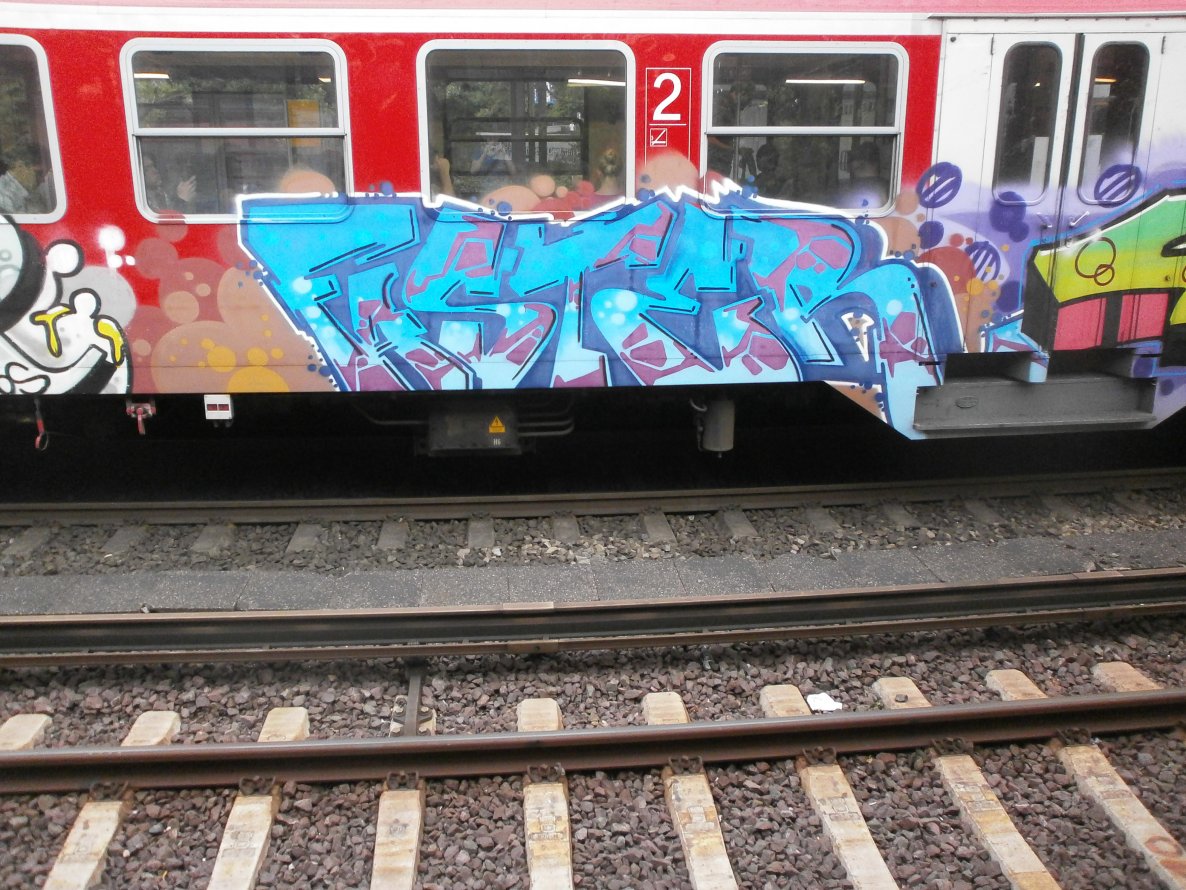 Graffiti Train in Hamburg - Photo by Zane_one - round, razor, faster (2013)