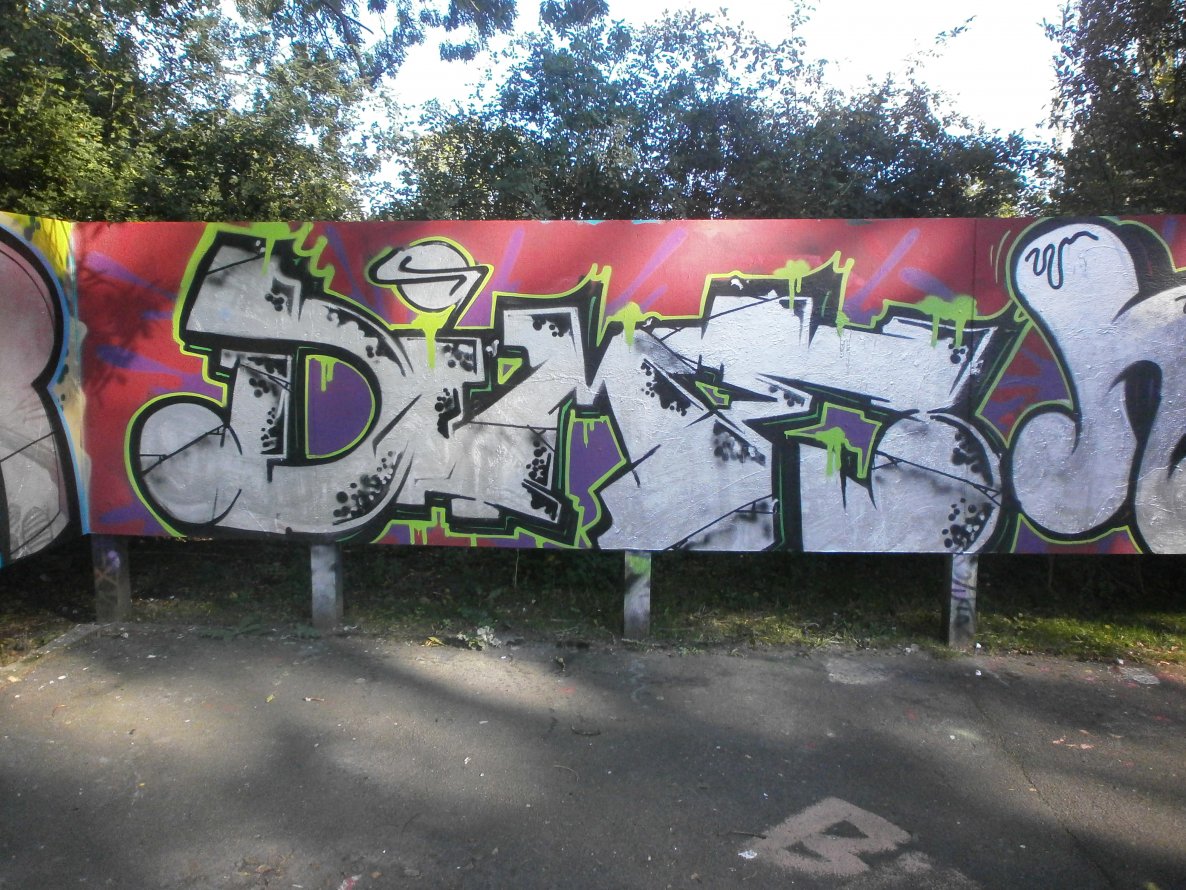Graffiti Wall - Photo by Zane_one - dime, time, zeid (2013)