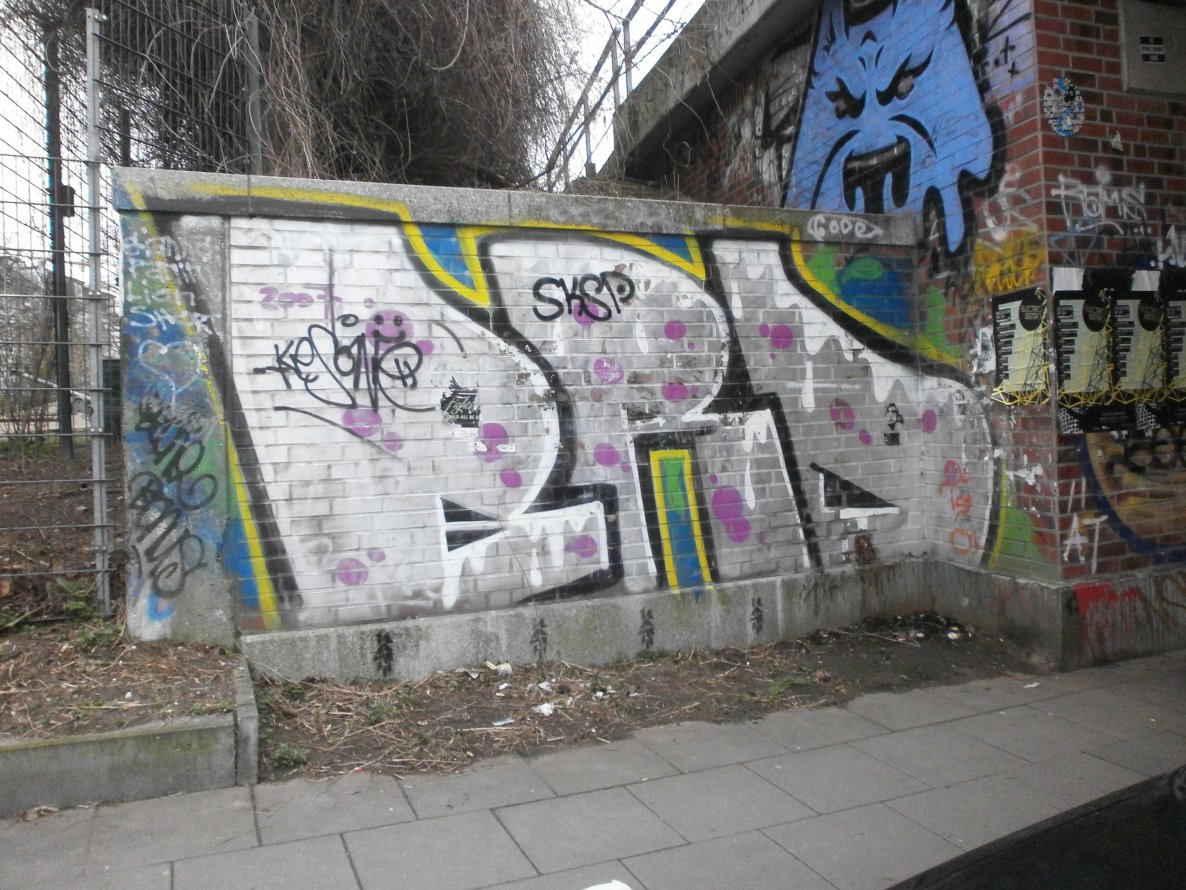 Graffiti Bombing - Photo by Zane_one - Brd