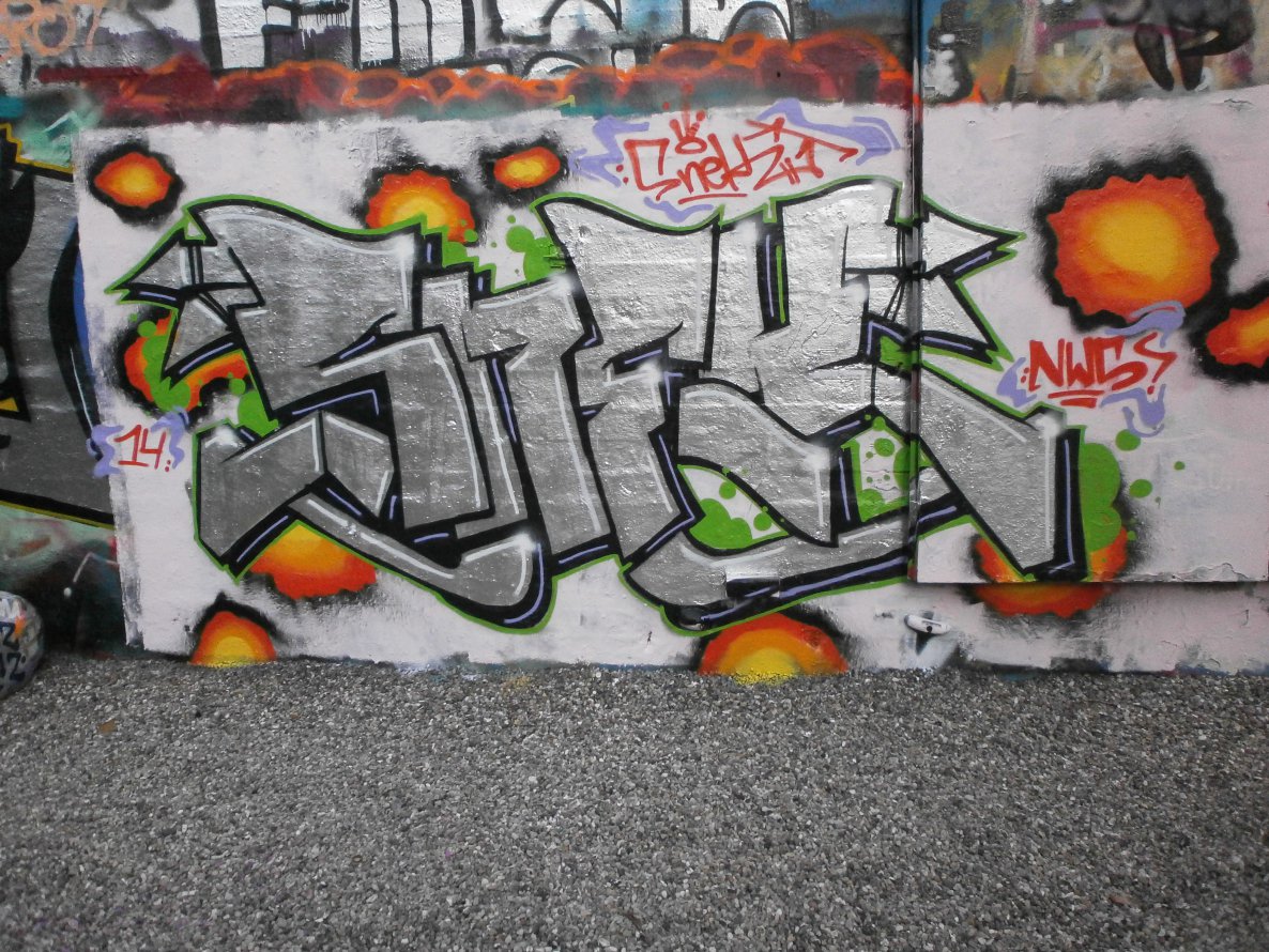 Graffiti Wall in Hamburg - Photo by Zane_one - snek (2014)