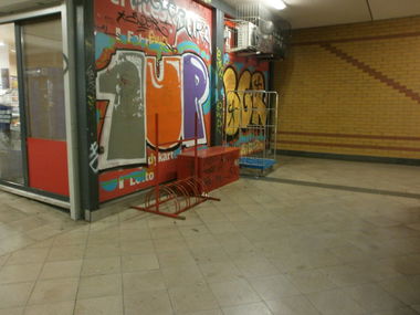 Graffiti Bombing - Photo by Zane_one - 1up, bgr