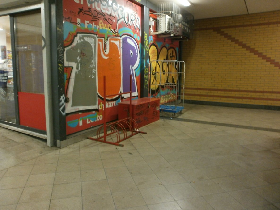 Graffiti Bombing - Photo by Zane_one - 1up, bgr