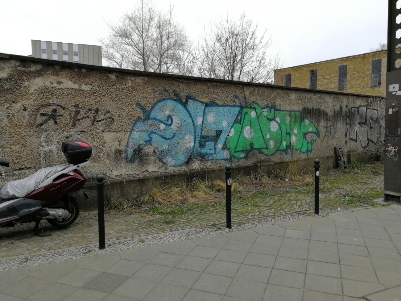 Graffiti Wall in BERLIN  - Photo by Zecke247 - olz, acf, Berlin
