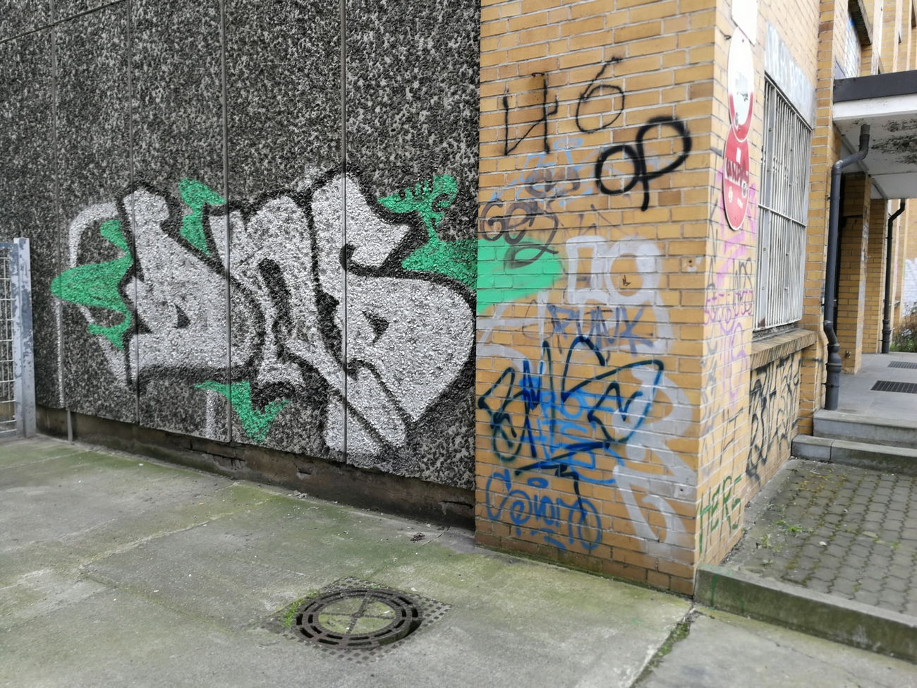 Graffiti Wall in BERLIN  - Photo by Zecke247 - dns, Berlin